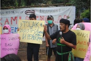Ketum Gerakan Hejo, Eka Santosa saat memimpin Demo di Arcamanik.